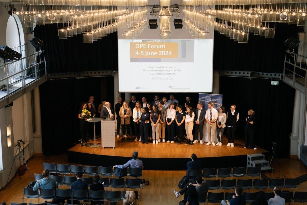 Das Team der gesamten Forschungsgruppe auf der Bühne in der Passauer Redoute, Foto: Universität Passau