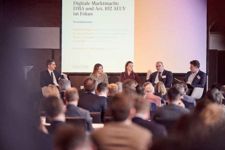 [Translate to Englisch:] Diskussion Solve Wettbewerbstag