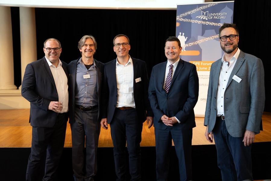 Die Sprecher des DFG-Graduiertenkollegs Prof. Dr. Jan Krämer (links) und Prof. Dr. Andreas König (rechts) mit den Keynotespeakern Prof. Dr. Marshall van Alstyne (Boston University, 2. v. l.), und Prof. Dr. Martin Selmayr (2. v. r.) sowie Prof. Dr. Jan Schumann, Vizepräsident für Forschung an der Universität Passau (Mitte), Foto: Universität Passau